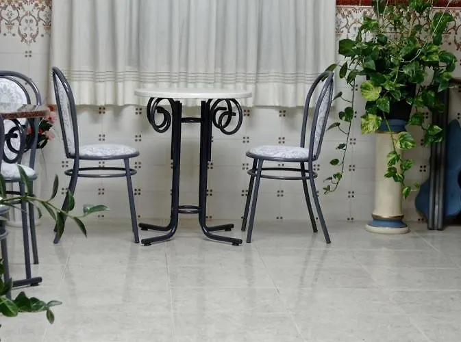 La Maison Du Bonheur Bed & Breakfast